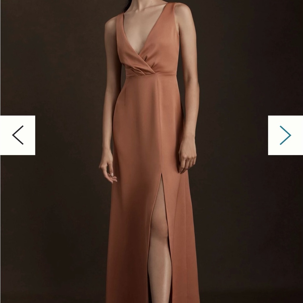NWT BHLDN Piper V neck, side slit satin in Sedona